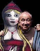 Emanuele Luzzati con una delle sue opere (Internet)